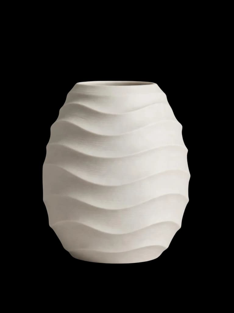 Marea, The tide, turned to stone-soft form.